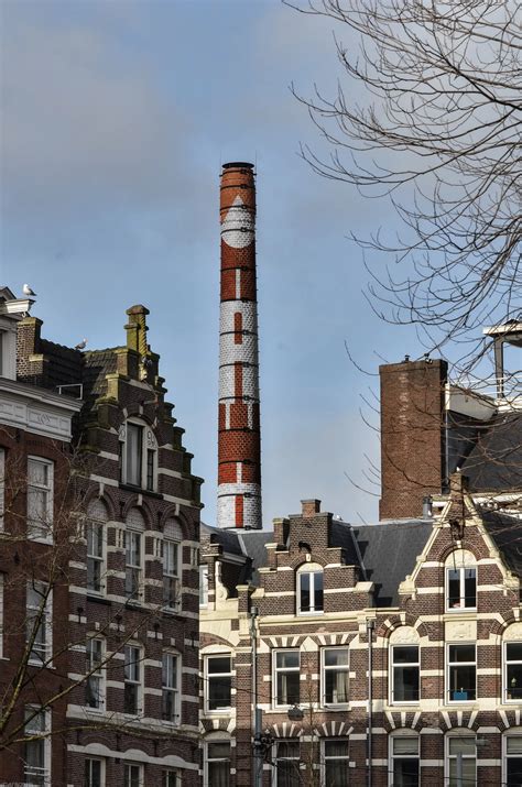 Een collage van diverse fabrieksschoorstenen in Nederland, met nadruk op de unieke exemplaren in Eindhoven.