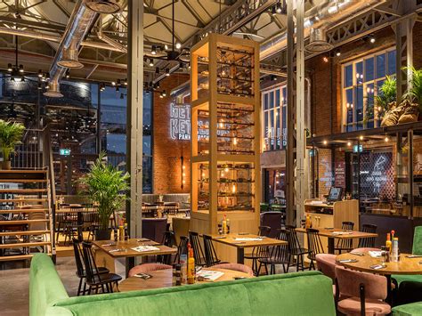 Interieurfoto van het ketelhuis van de TU/e, met de oude ketels en een deel van de bedieningspanelen.