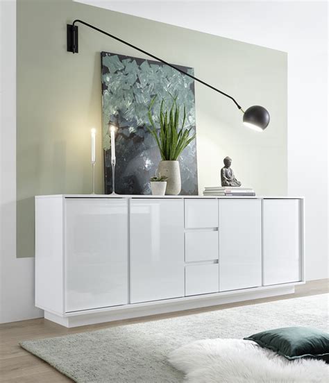 Stapsgewijze illustratie: van indeling tot styling met een wit hoogglans dressoir