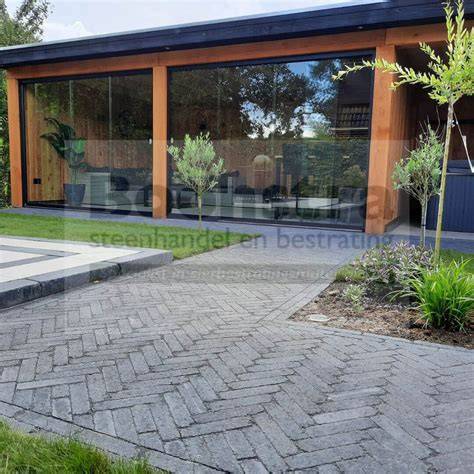 Showtuin Assen: voorbeeldopstellingen met antraciet getrommelde bestrating