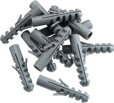 Nylon S-plug in massieve muur