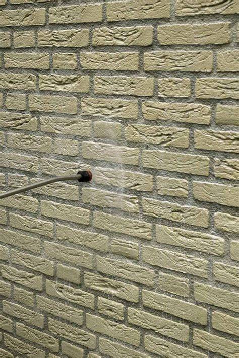 Afbeelding van een vochtige gevel met en zonder antivocht coating