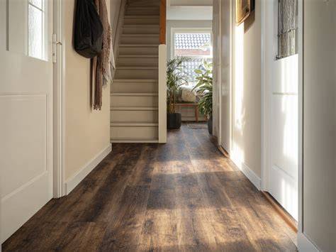 Afbeelding: voorbeeld van donker eiken vloer in modern interieur