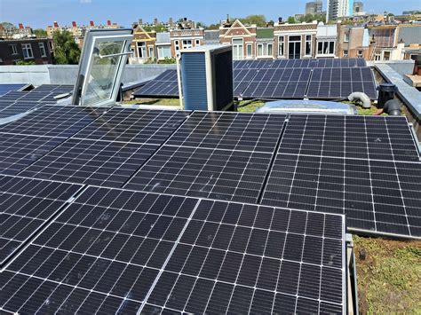 Impressie van robotgestuurd spuitwerk en zonnepanelen op daken