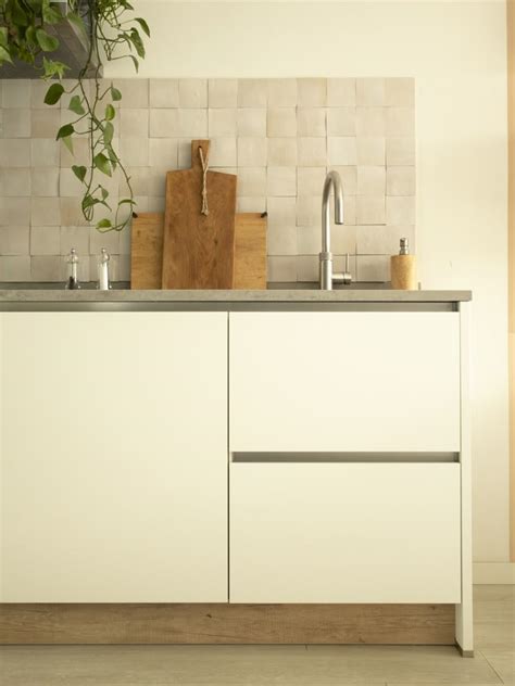 Illustratie van een witte keuken met verschillende tegelopties voor de achterwand en vloer.