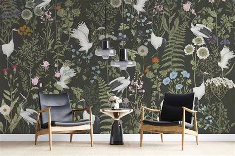 Kraanvogels tussen bomen en bloemen