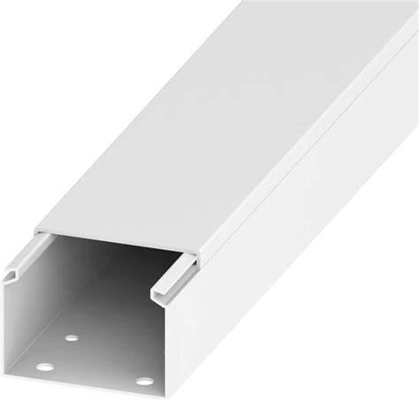 Close-up: kabelgoot in een witte overzetplint