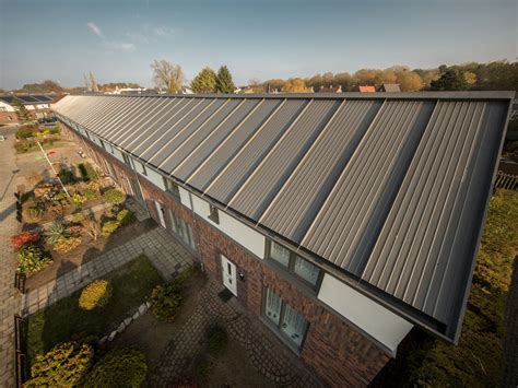 Infographic over de opbouw en voordelen van geïsoleerde dakpanelen