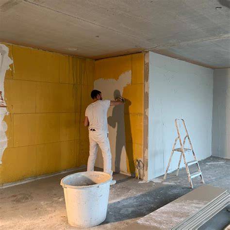 Foto: Stucwerk met verschillende troffels in actie
