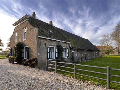 Foto van een gerenoveerde monumentale boerderij