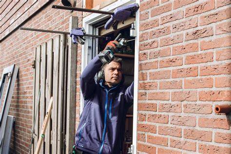 Kozijn waterpas stellen met stelblokjes en waterpas