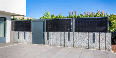 Diagram of bi-facial zonnepanelen op gevel en dak carport voor extra energieopbrengst.
