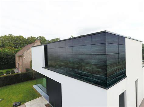 Foto van een gevel met geïntegreerde zonnepanelen in een renovatieproject.