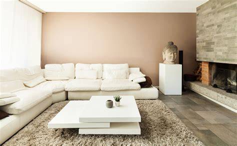 Woonkamer met gemêleerde steenlook muur en neutrale meubels