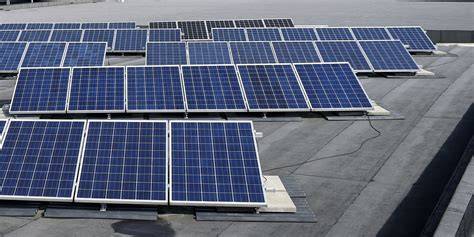 Installatievoorbeeld: golfplaat dak met zonnepanelen en montageprofielen