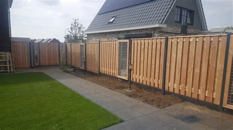 Infographic: Veelvoorkomende afmetingen van tuinschuttingen (180x180 cm, 90x180 cm) en gedachtelijke combinaties houten/beton