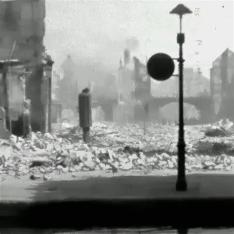 Ruïne langs de boulevard na bombardement