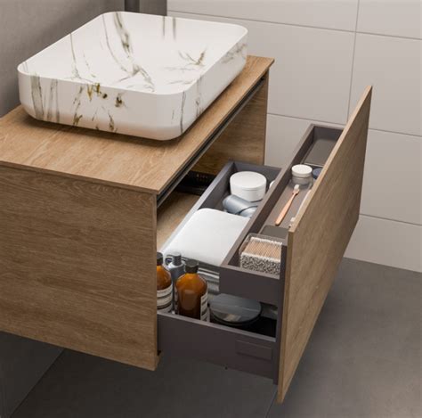 Showroom met diverse badkamermeubels en tegels