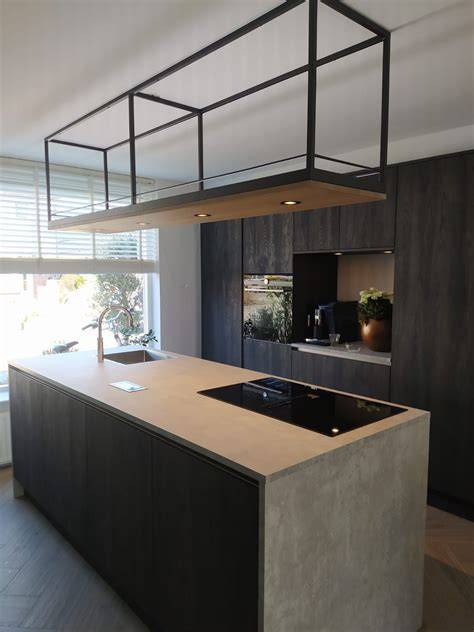 Voorbeeldsituatie van plafondrek boven kookeiland in een moderne keuken