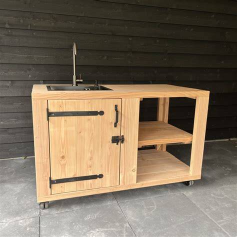 Materiaalvergelijking: hout vs. metaal afdruiprekken naast vierkante spoelbak