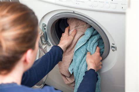 Illustratie van een stappenplan voor het wassen en drogen van handdoeken