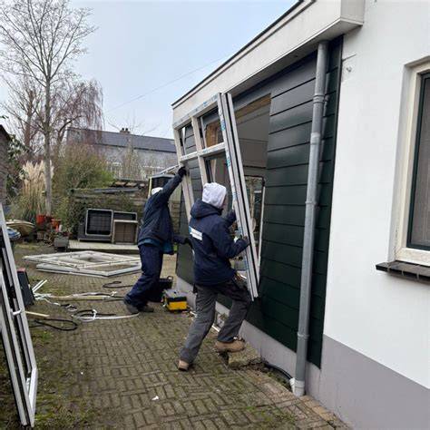 Monteurs plaatsen kunststof kozijnen