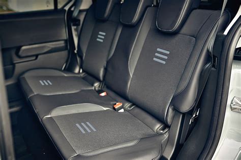 Interieur met ruimtelijk dashboard en neerklapbare achterbank