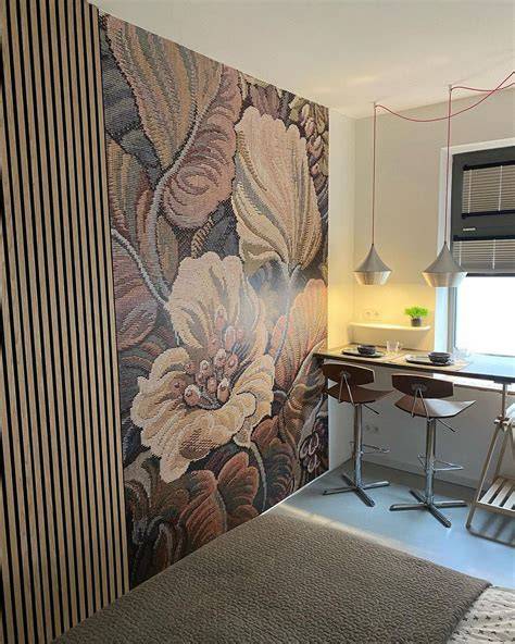 Bohemian woonkamer met bloemmotief behang