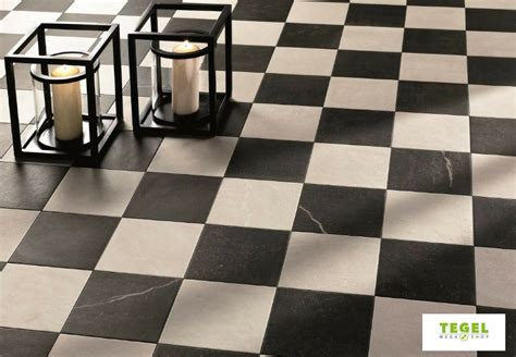 Zwart-wit dambord patroon met mozaïek en marmerlook tegels