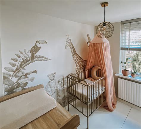 Voorbeeld van een kinderkamer met jungle-thema behang