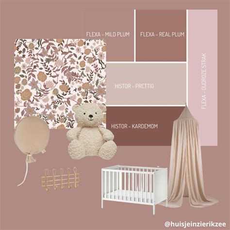 Voorbeeld van een kinderkamer met panterbehang en bijpassende accessoires