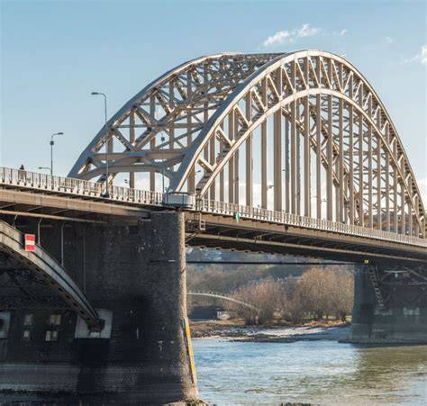 Inspectie en plakwerk op de Waalbrug tijdens renovatie