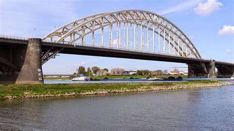 Overzichtstekening van de Waalbrug en haar onderdelen