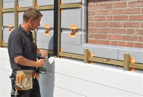 Infographic: overzicht montage kunststof gevelbekleding (ventilatie, regelwerk en profielen)