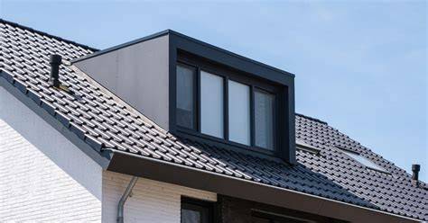 afbeelding: moderne woning met ingebouwde polyester dakkapel in verschillende kleuren