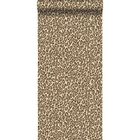 afbeelding van tijgerprint grijs behang met zilveren metallic details