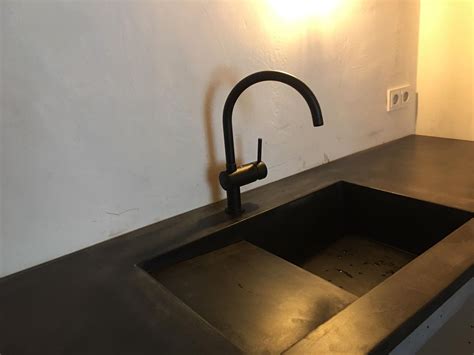Diagram: lagenopbouw en wapening in een betonnen aanrechtblad