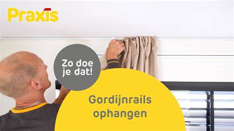 Foto: installatie van gordijnrails met juiste afstand en aandacht voor radiator