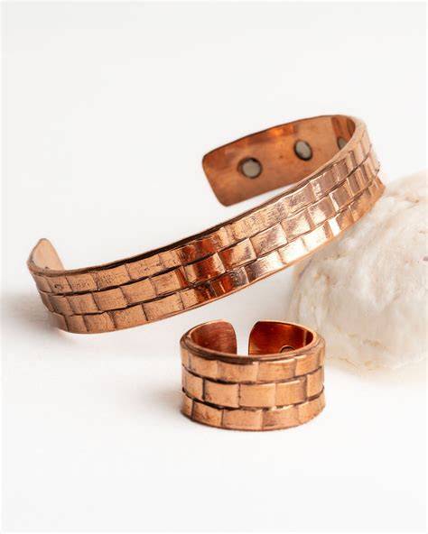 Koperen sieraden en patina-achtige afwerkingen