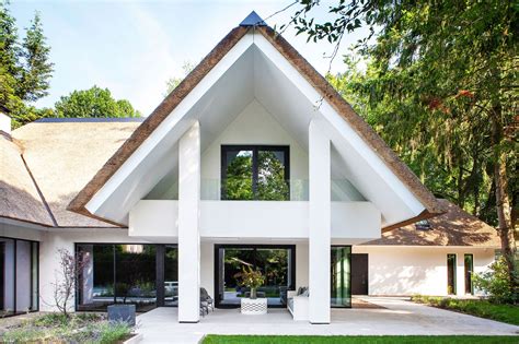 Impressie van de toekomstige Gouden Leeuw: architectonisch ontwerp met rieten dak en grote glazen puien