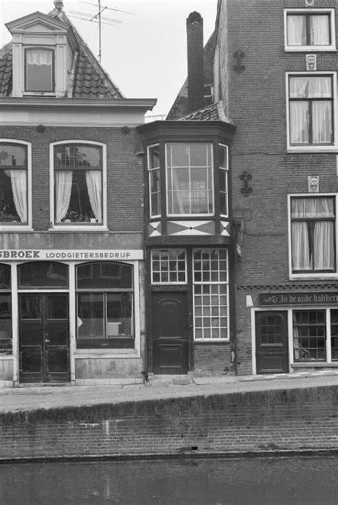 Beeld: De Oude Hoogstraat met écht het smalste huisje van Amsterdam. Ook zichtbaar: Poorte Walenkerk, gezien richting Oudezijds Achterburgwal / Bron: Stadsarchief Amsterdam