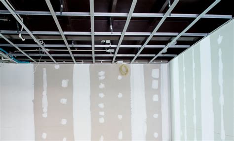 Schema dat de constructie van een vrijdragend Gyproc plafond met metal studs toont