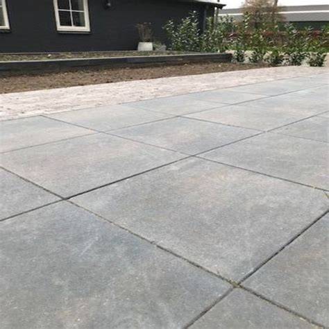 afbeelding van betontegels in verschillende formaten en kleuren