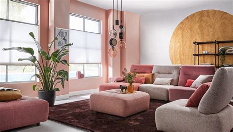 Afbeelding: terracotta interieur sfeer met meubels en textuur