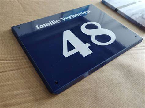 Foto van verschillende naambordjes voor voordeur in diverse materialen