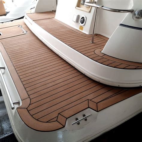 Voorbeeld van een kunststof teakdek op een motorboot