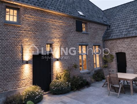 Illustratie van een pand met sfeervolle gevelverlichting die architecturale details benadrukt.
