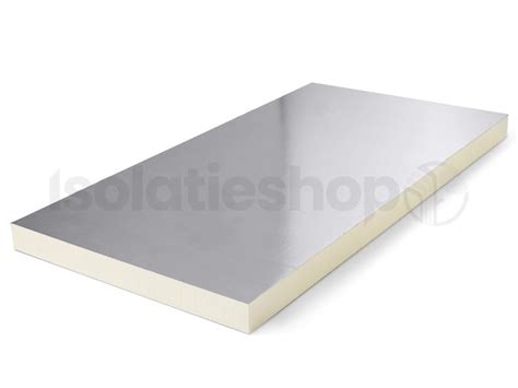 Detailopname van een PIR-isolatieplaat met aluminium cachering, die de structuur en afwerking toont.