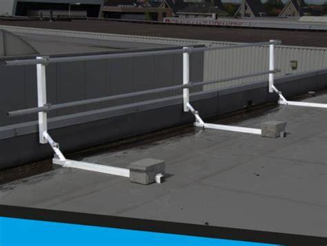 Impressie van aluminium dakrandbeveiliging langs een plat dak met looproutes