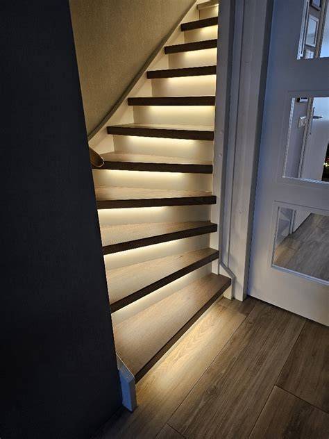 Ledstrips onder de trapleuning